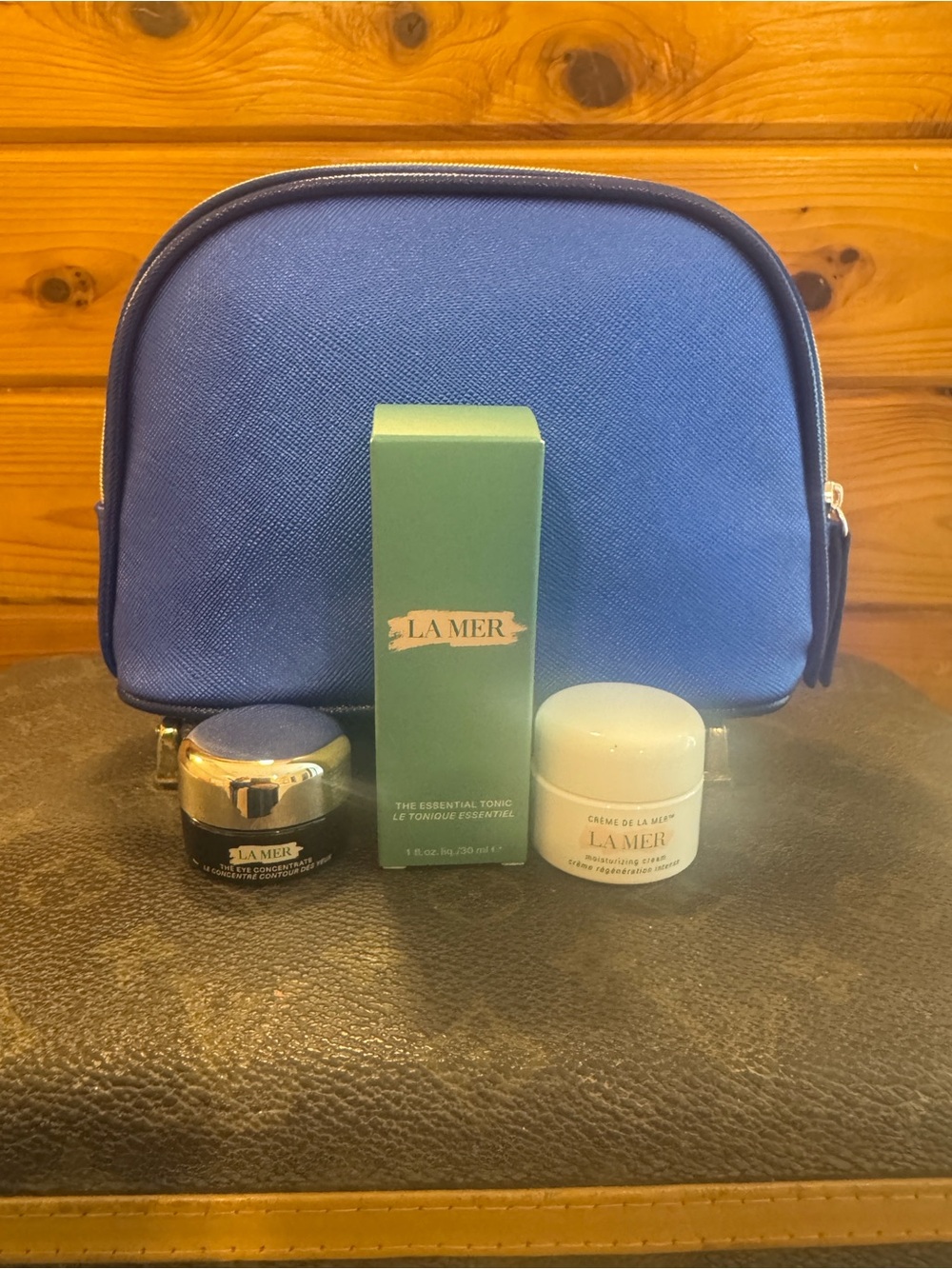 La Mer set with blue zip cosmetic pouch.